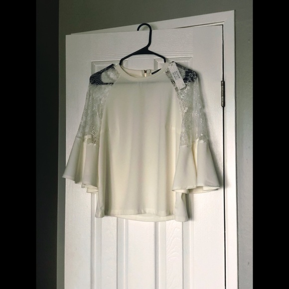 Tops - NWT: off white top w lace shoulders